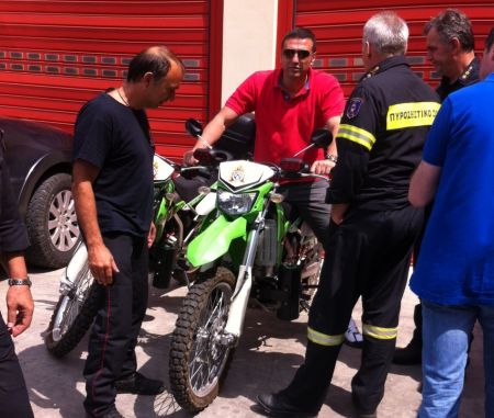 Περιοδεία Κικίλια σε σταθμούς της Πυροσβεστικής