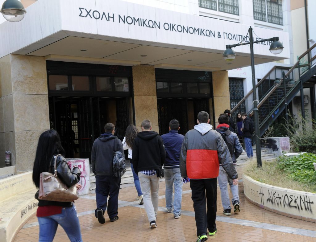 Σίμος Σιμόπουλος: Μένουν μέχρι να διαγραφούν οι «αιώνιοι» φοιτητές