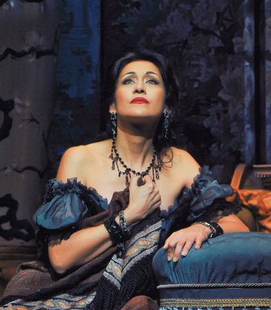 Μυρτώ Παπαθανασίου: Η ντίβα πατάει στα πόδια της