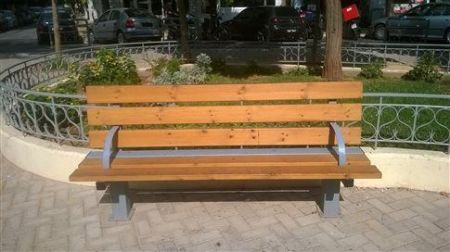 Παγκάκια με κάγκελα στην Κυψέλη – Τι απαντά ο Δήμος