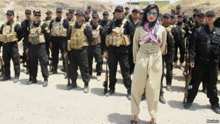 Η τραγουδίστρια που δεν φοβάται τους τζιχαντιστές