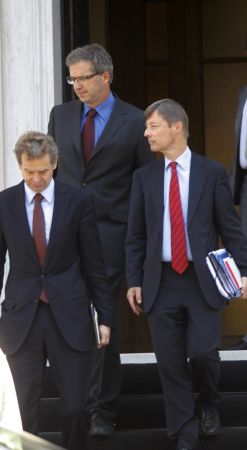 Στα 2 δισ. ευρώ εξακολουθεί να εκτιμά η τρόικα το δημοσιονομικό κενό