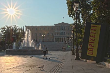 Μια ολλανδή εικαστικός κλείνει το μάτι στην Αθήνα της κρίσης