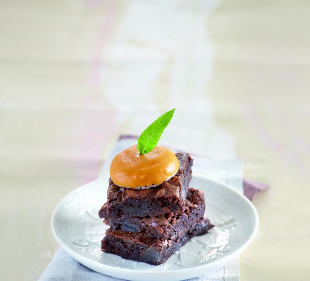 Μους γκρέιπφρουτ-πορτοκαλιού με μπράουνι σοκολάτας