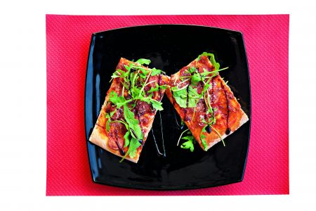 Πίτσα με λουκάνικο και παρμεζάνα