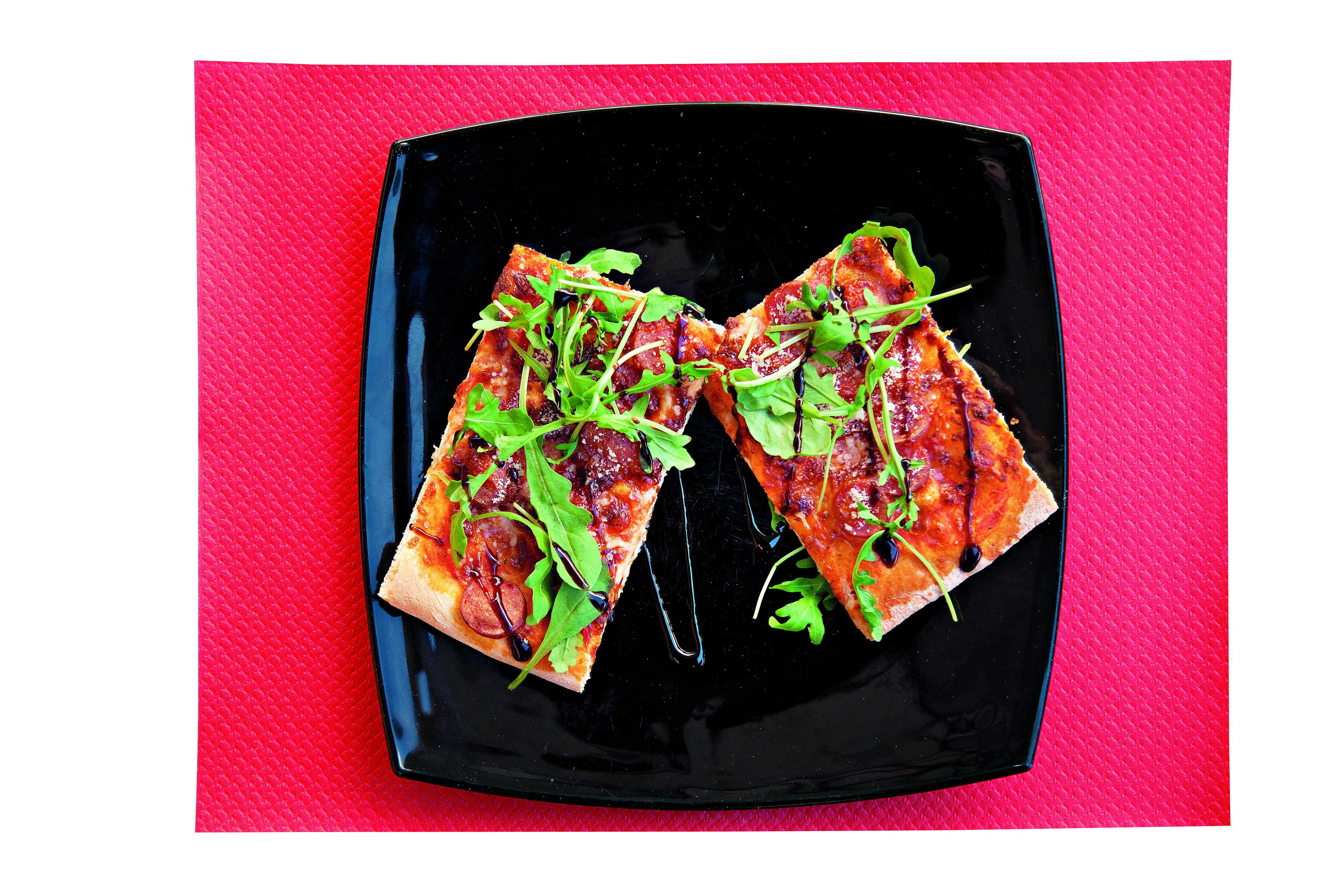 Πίτσα με λουκάνικο και παρμεζάνα