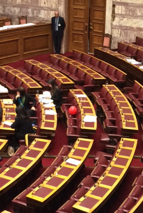 Με κόκκινο μπαλόνι στην Ολομέλεια της Βουλής η Ζωή Κωνσταντοπούλου