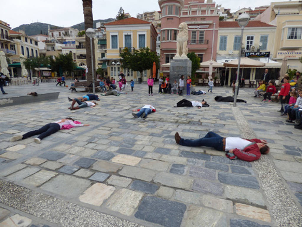 Σάμος: Πολίτες παριστάνουν τους «νεκρούς» στη μέση της πλατείας