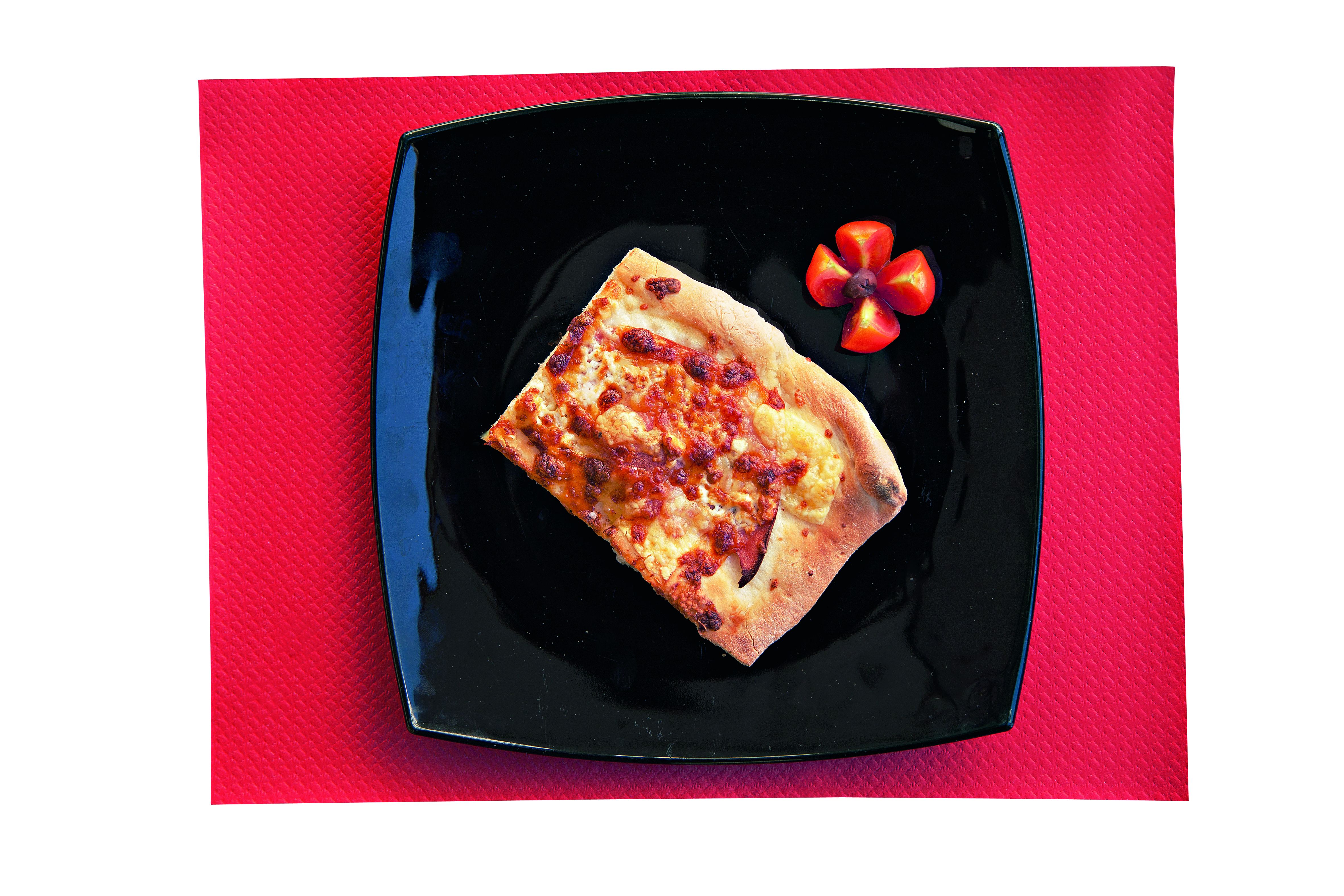 Πίτσα με μορταδέλα και έμενταλ