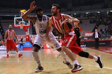 Στα γήπεδα και στην TV