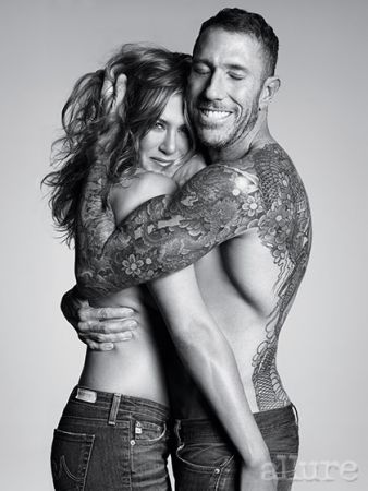 Η Τζένιφερ Άνιστον φωτογραφίζεται ημίγυμνη και απαντά σε σχόλια