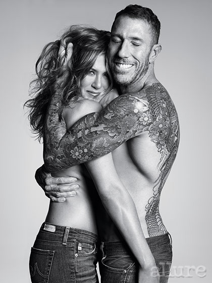 Η Τζένιφερ Άνιστον φωτογραφίζεται ημίγυμνη και απαντά σε σχόλια