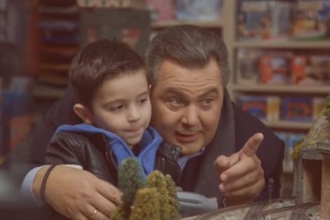 Σποτ ΑΝΕΛ: Ο Καμμένος σώζει από εκτροχιασμό το τρενάκι του Αλέξη