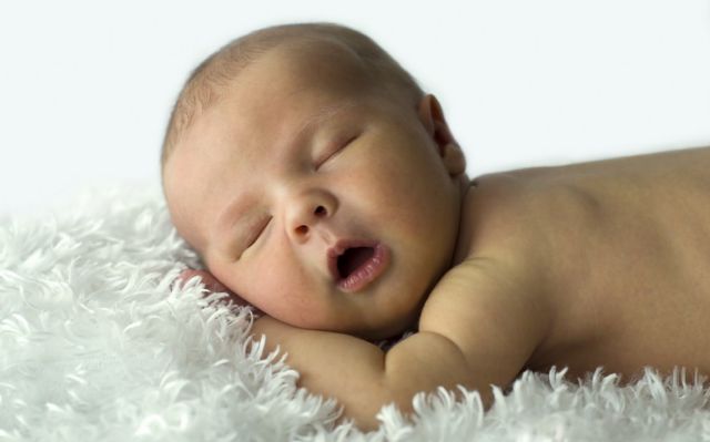 Ο ύπνος όντως θρέφει (εγκεφαλικά) τα μωρά