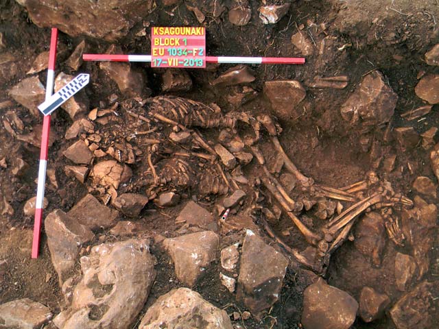 Αποκαλύφθηκε τάφος αγκαλιασμένου ζευγαριού σε ανασκαφή στο Διρό