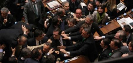 Γροθιές και «γαλλικά» στην ιταλική Βουλή
