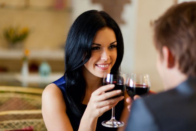Eνα ποτήρι κρασί μάς κάνει πιο ελκυστικούς