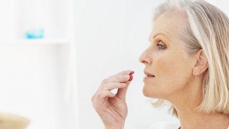 Η ορμονοθεραπεία στην εμμηνόπαυση συνδέεται με θρομβώσεις, εγκεφαλικά