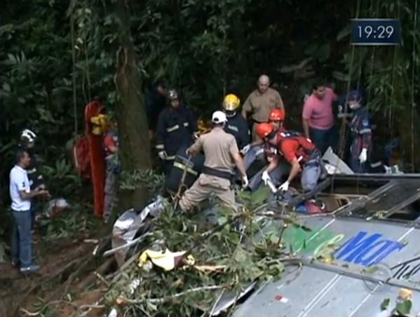 Βραζιλία: Τουλάχιστον 51 άνθρωποι σκοτώθηκαν όταν λεωφορείο έπεσε σε γκρεμό