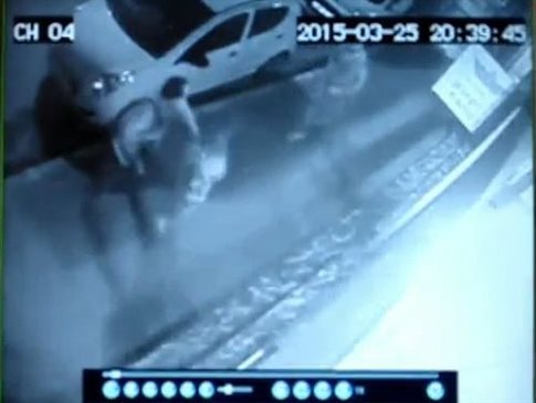 Η φασιστική επίθεση κατά γιατρού στα Χανιά σε βίντεο