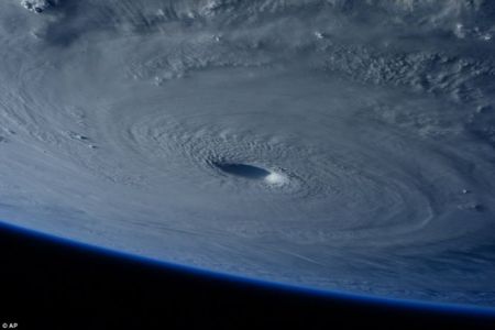 Διαστημικό zoom σε σούπερ τυφώνα