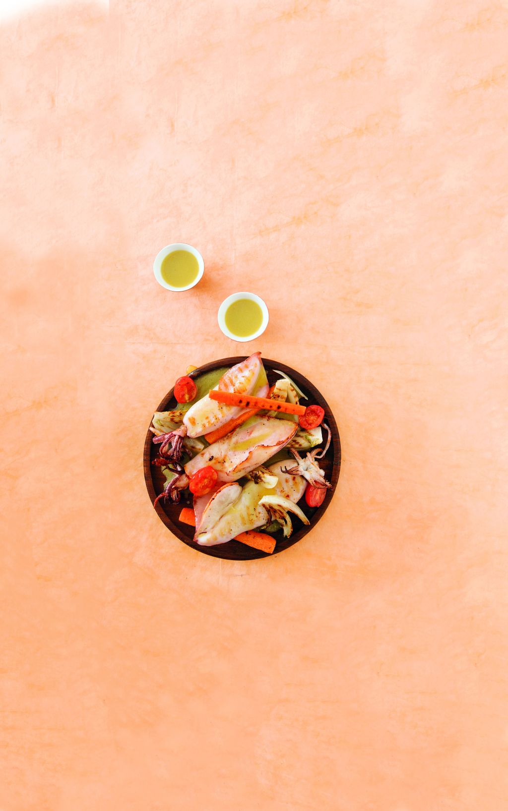 Καλαμάρια με ψητά λαχανικά στη σχάρα