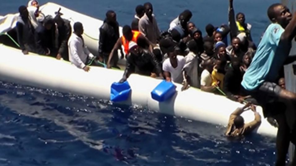 Βίντεο δείχνει το χάος της διάσωσης μεταναστών στη Μεσόγειο