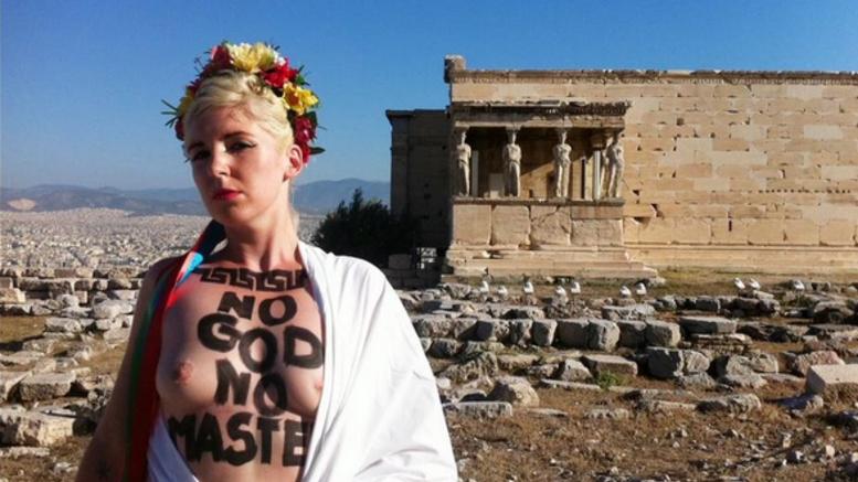 Γυμνόστηθη διαμαρτυρία από Femen στην Ακρόπολη