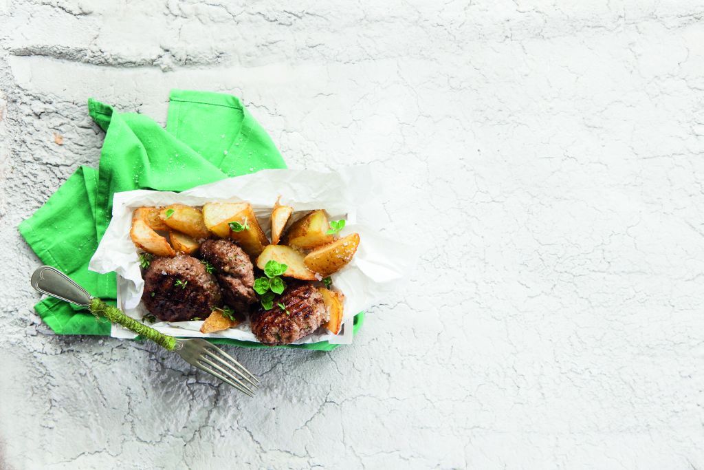 Μπιφτέκια με μετσοβόνε και τραγανές πατάτες