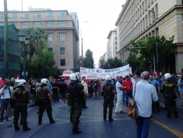 Επίθεση ΜΑΤ κατά διαδηλωτών στην πορεία της ΑΝΤΑΡΣΥΑ