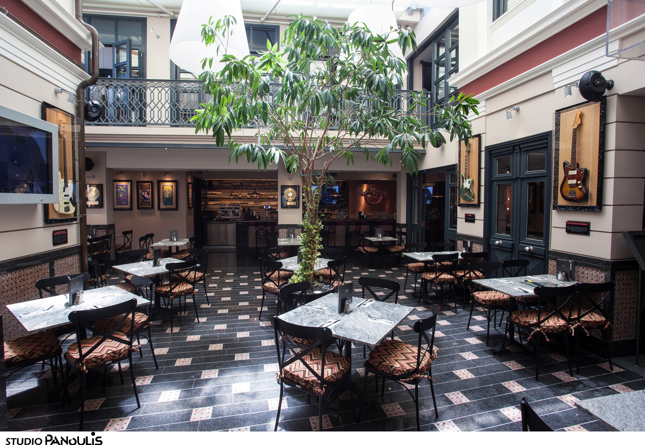 Το μπαρ του Hard Rock Cafe Athens άνοιξε στο Μοναστηράκι