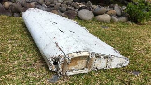 Συντρίμμια-ελπίδες σε νησί του Ινδικού για τον εντοπισμό της πτήσης MH370