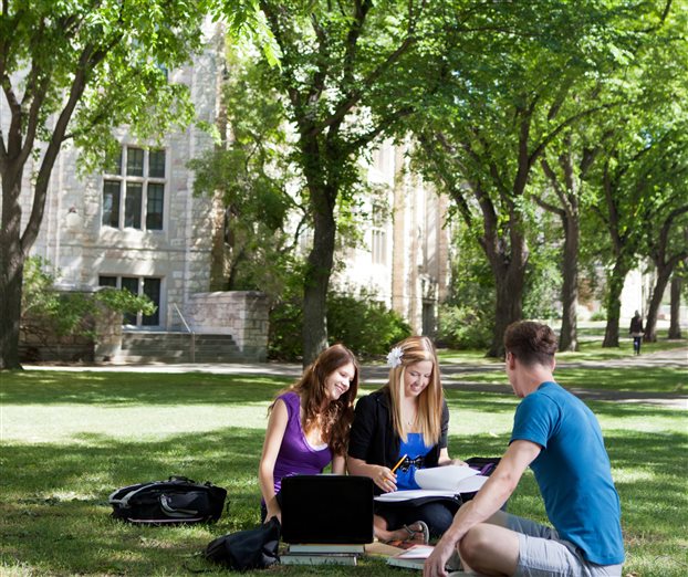 Ακριβότερο του αναμενόμενου το κόστος σπουδών στο εξωτερικό