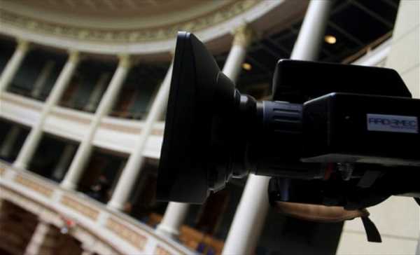 Ενταση στη Βουλή με τους συμβασιούχους του καναλιού