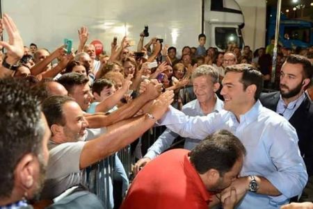 Χιουμοριστική απάντηση Τσίπρα στο χειροφίλημα