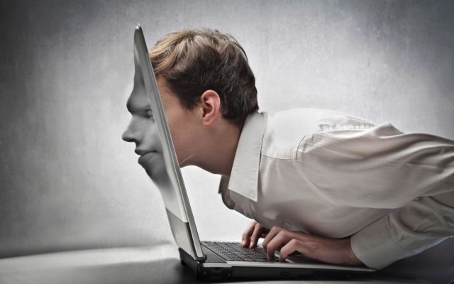 Πρωταθλητές οι Ελληνες στην υπερχρήση του Internet