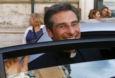 «Είμαι ένας ομοφυλόφιλος, ευτυχής ιερέας» δηλώνει θεολόγος του Βατικανού