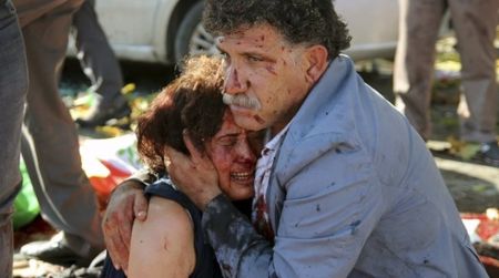 Θρηνεί η Τουρκία-Συγκλονίζει η εικόνα του δασκάλου που έγινε πρωτοσέλιδο