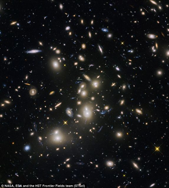 Εντοπίστηκαν εκατοντάδες αρχέγονοι γαλαξίες