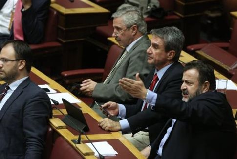 Καβγάς κυβέρνησης-ΠαΣοΚ στη Βουλή για το Ασφαλιστικό