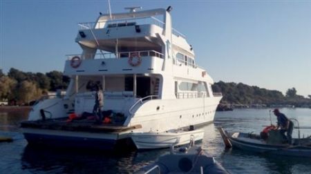 Με πολυτελή θαλαμηγό στη Λέσβο περισσότεροι από 300 πρόσφυγες