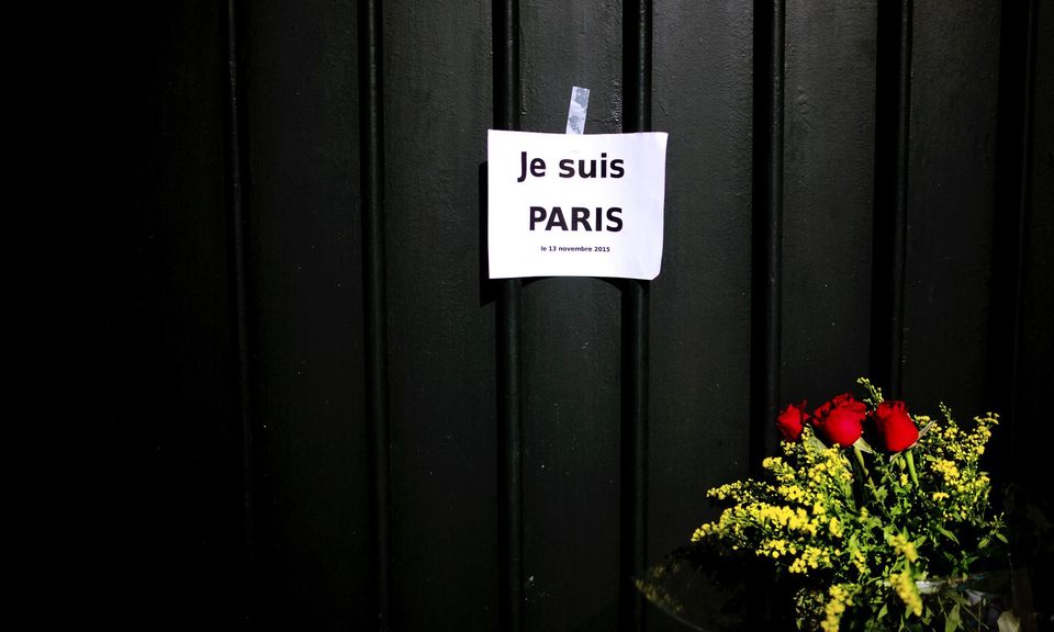 Γαλλία: Σε ενότητα και αντίσταση καλεί ο Τύπος μετά το σοκ των επιθέσεων