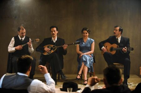 Οι ταινίες της εβδομάδας: Ουζερί χωρίς ούζο και μια σπάνιας κομψότητας ταινία εποχής