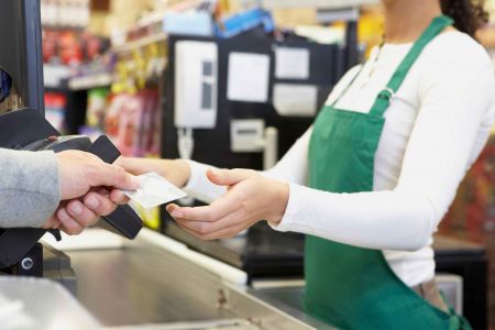 Στα τυφλά οι συναλλαγές με κάρτες για το αφορολόγητο προς το παρόν