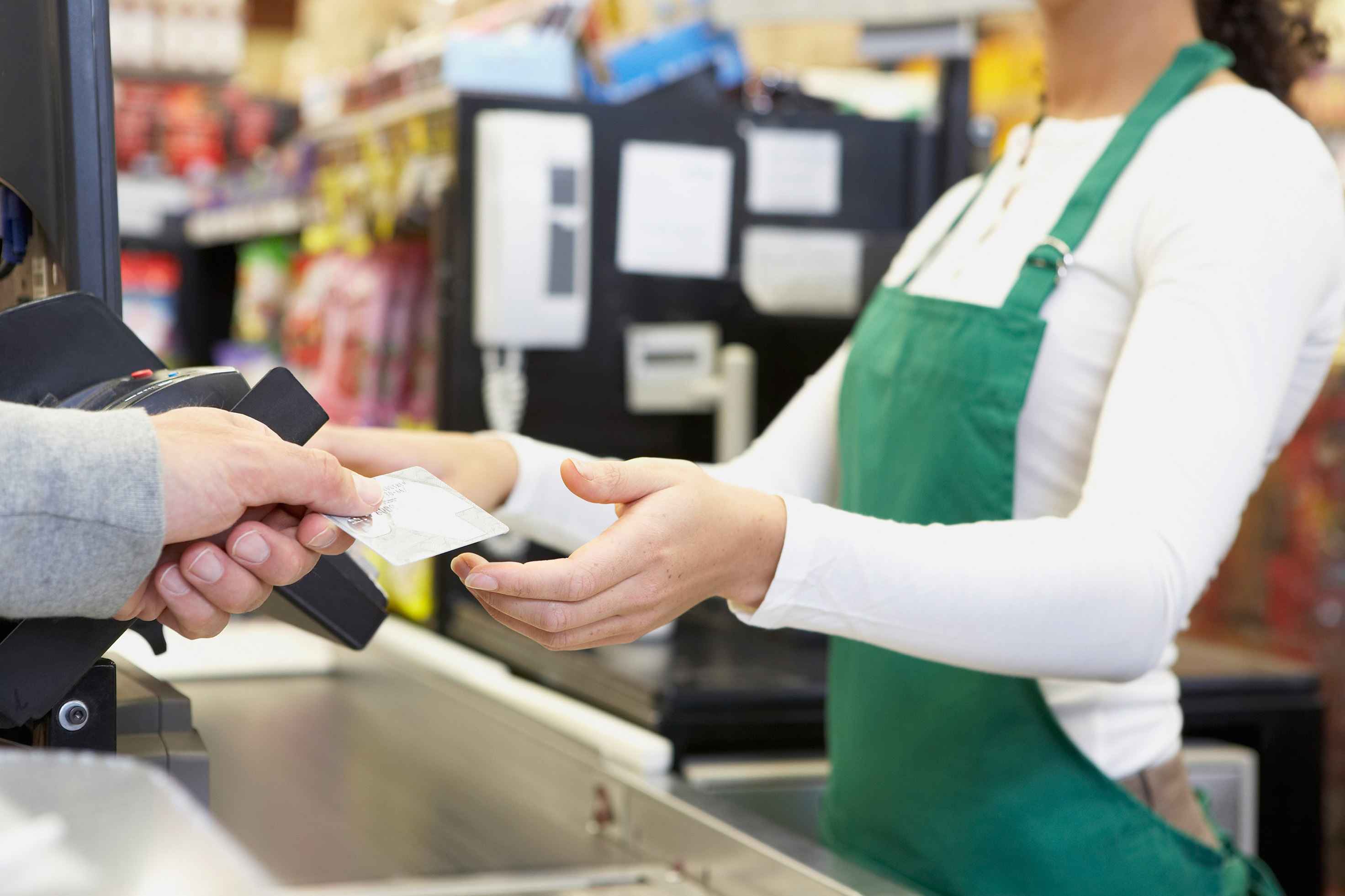 Στα τυφλά οι συναλλαγές με κάρτες για το αφορολόγητο προς το παρόν