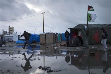 Στο εδώλιο ως «διακινητής» Βρετανός που έβγαλε 4χρονη από τη «ζούκλα του Καλαί»