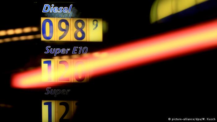 DW: Ευλογία ή κατάρα η χαμηλή τιμή του πετρελαίου;