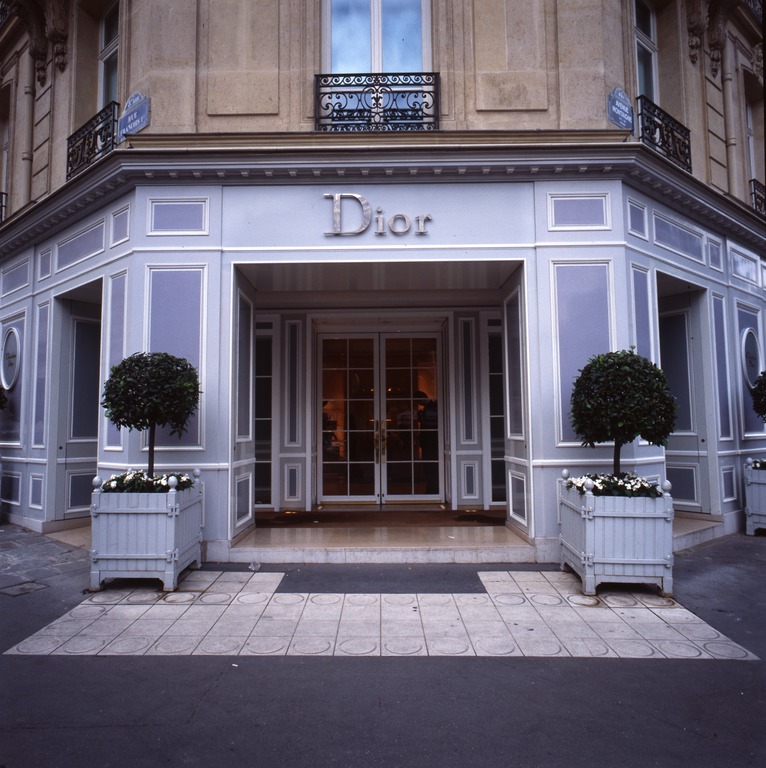 Ο οίκος Christian Dior ενισχύει την παρουσία του με νέες επενδύσεις στην Ελλάδα