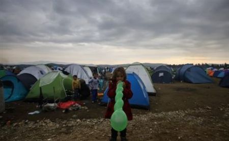 FT: Η Ευρώπη γυρνά την πλάτη της στην Ελλάδα για τους πρόσφυγες