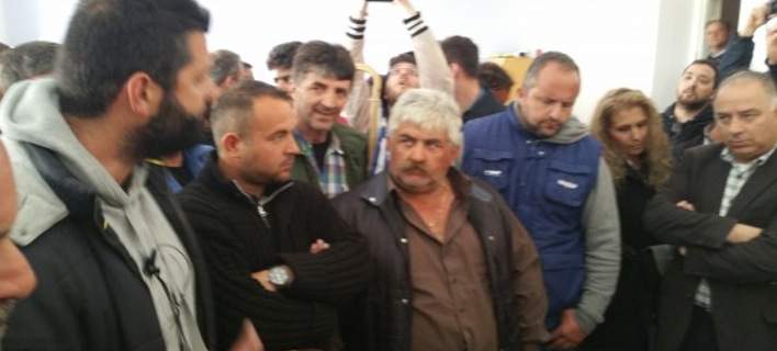«Εισβολή» αγροτών στα γραφεία του ΣΥΡΙΖΑ Κορινθίας